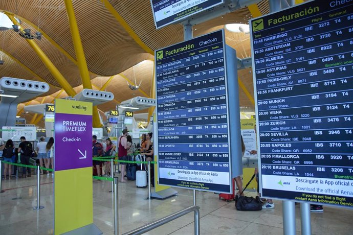 Archivo - Paneles de facturación en la terminal T4 del aeropuerto Adolfo Suárez Madrid-Barajas, en Madrid (España).