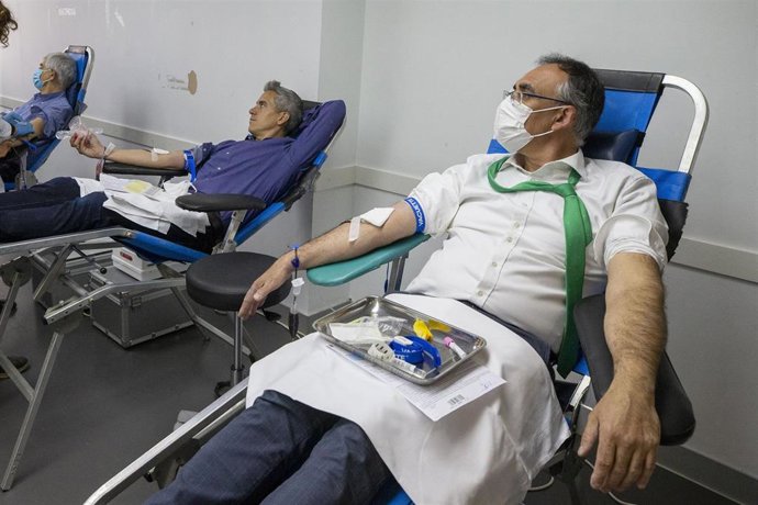 El Vicepresidente, Pablo Zuloaga, Y El Consejero De Sanidad, Raúl Pesquera, Donan Sangre Para Concienciar A La Sociedad