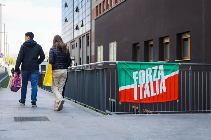 Bandera de Forza Italia junto al hospital donde permanece ingresado Silvio Berlusconi
