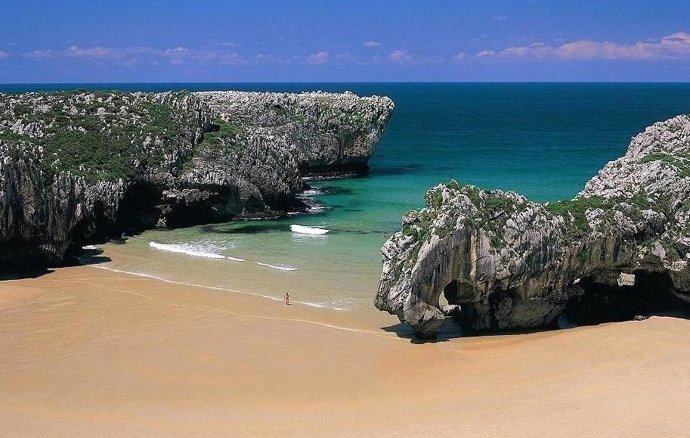 Archivo - Playa Cuevas del Mar en LLanes