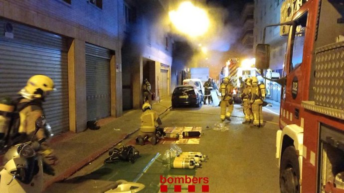 60 Evacuados Por El Incendio De Dos Vehículos En Un Parking De Girona La Madrugada De Este Lunes