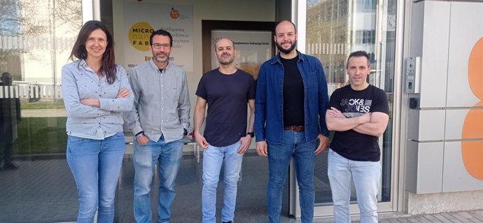 Personal investigador de la Universitat Politcnica de Valncia (UPV) --perteneciente al Centro de Tecnología Nanofotónica y el CVBLab, y de la empresa DAS Photonics-- trabajan en el desarrollo de un chip para la detección precoz del cáncer