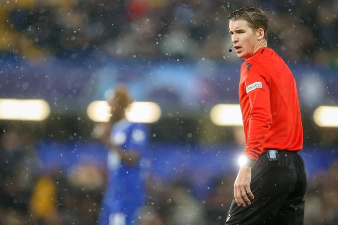 Archivo - El colegiado francés Franois Letexier, durante un partido de Champions. 