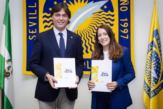 El rector de la Universidad Pablo de Olavide (UPO), Francisco Oliva Blázquez, y la directora de Proyectos en Andalucía de la Fundación Randstad, Ana Ballesteros Regaña.