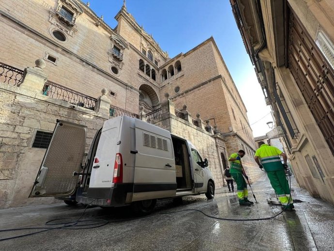 Trabajos para retirar cera caída en las procesiones de Semana Santa.