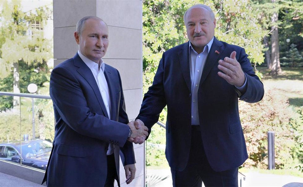 Archivo - El presidente de Rusia, Vladimir Putin, junto a su homólogo bielorruso, Alexander Lukashenko