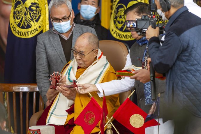 Archivo - November 19, 2022, HIMAACHAL PRADESH, India: Tibetan spiritual leader the Dalai Lama looking towards ''Charkha (spinning wheel) given to him during the Ghandhi Mandela Award ceremony function where Ghandhi Mandela Medal confer to him, at Tsugl