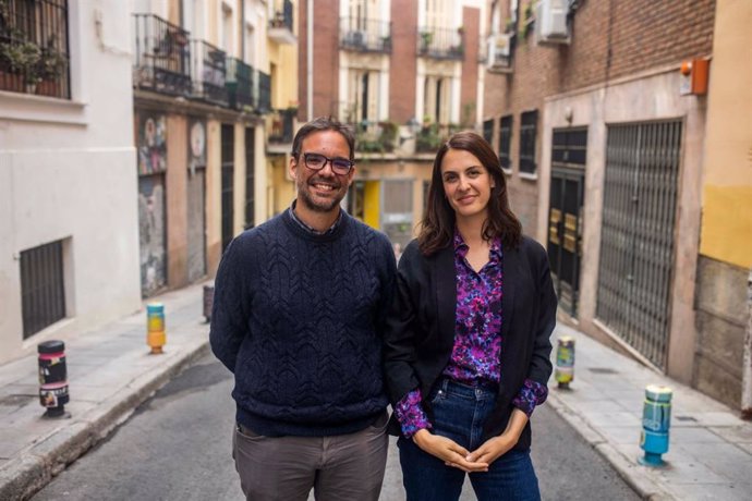 Archivo - La candidata de Más Madrid a la Alcaldía, Rita Maestre, y su número 5, Álvaro Fernández Heredia