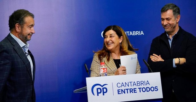 La presidenta del PP de Cantabria y candidata a la Presidencia, María José Sáenz de Buruaga, junto con los coordinadores del programa electoral Juan José Fernández (izda) y Luis Martínez Abad (derecha)