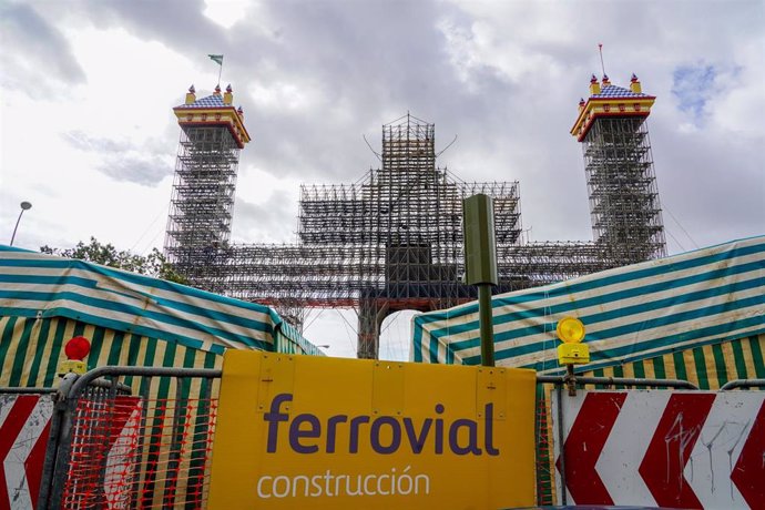 Archivo - Trabajadores en tarea de montaje de la portada de  la Feria de Abril del 2023