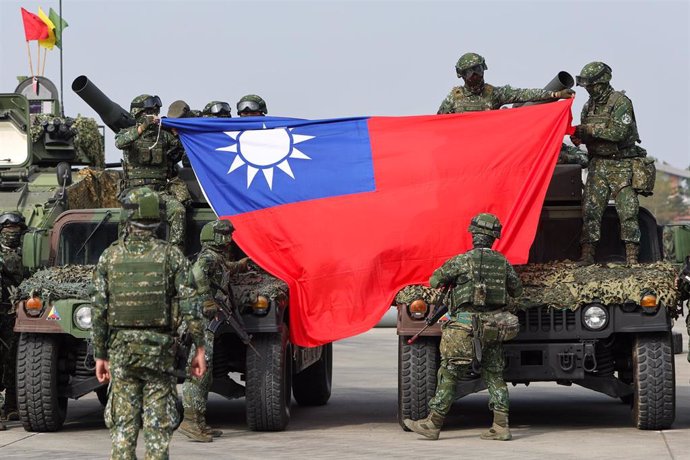 Archivo - Soldados junto a una bandera de Taiwán en una foto de archivo.