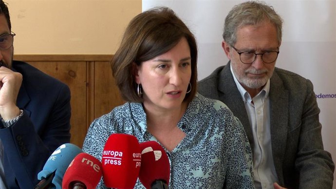 María Sánchez, junto a Manuel Saravia en el encuentro informativo con los medios.