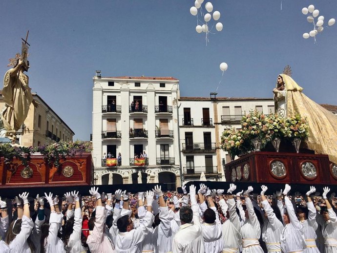 Encuento del Resucitado y la Virge de la Alegría que pone punto y final a la Semana Santa de Cáceres