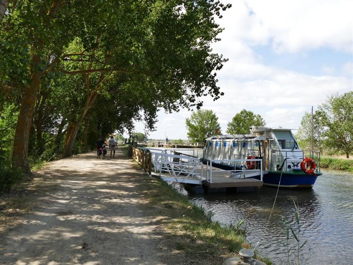 Barco Juan de Homar que recorre el Canal de Castilla.