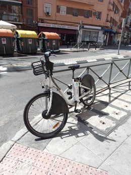 Archivo - Bicicleta de bicimad abandonada en Carabanchel
