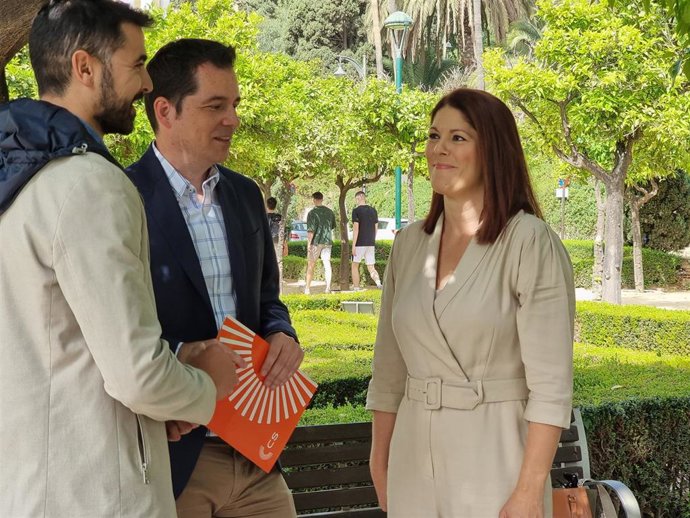 La candidata de Ciudadanos a la Alcaldía, Noelia Losada; el coordinador provincial de la formación, José María Real, y el secretario de Relaciones Institucionales, Alejandro Carballo, en rueda de prensa