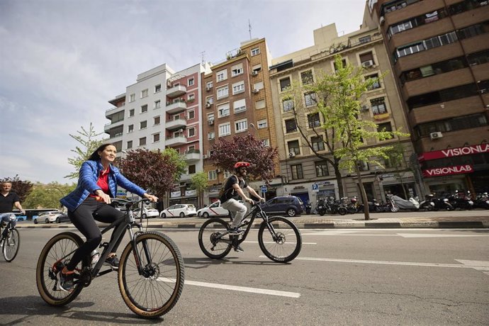 La candidata socialista a la Alcaldía, Reyes Maroto, recorre en bicicleta algunas de las calles de Madrid, desde la estación de Cercanías de Embajadores, a 10 de abril de 2023, en Madrid (España). Reyes Maroto es la candidata del PSOE a la Alcaldía de M