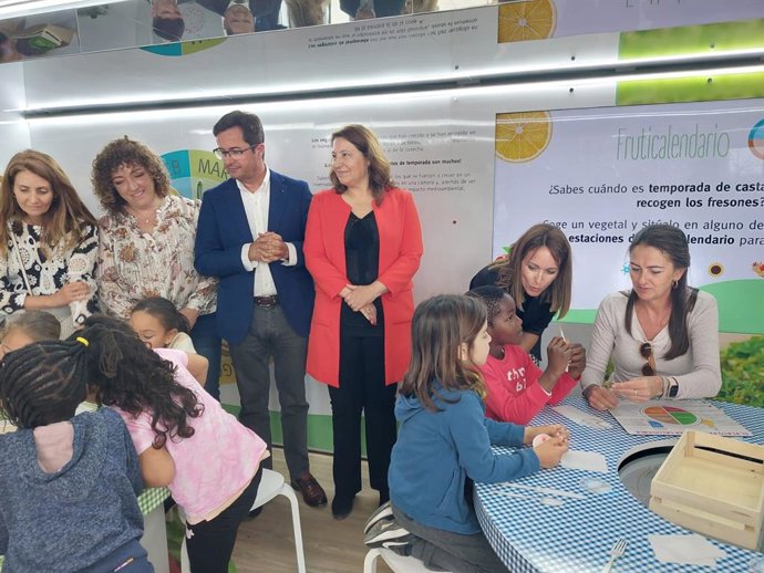 La consejera de Agricultura, Carmen Crespo, visita la Escuela Infantil 'Sol de Portocarrero' de El Ejido (Almería).