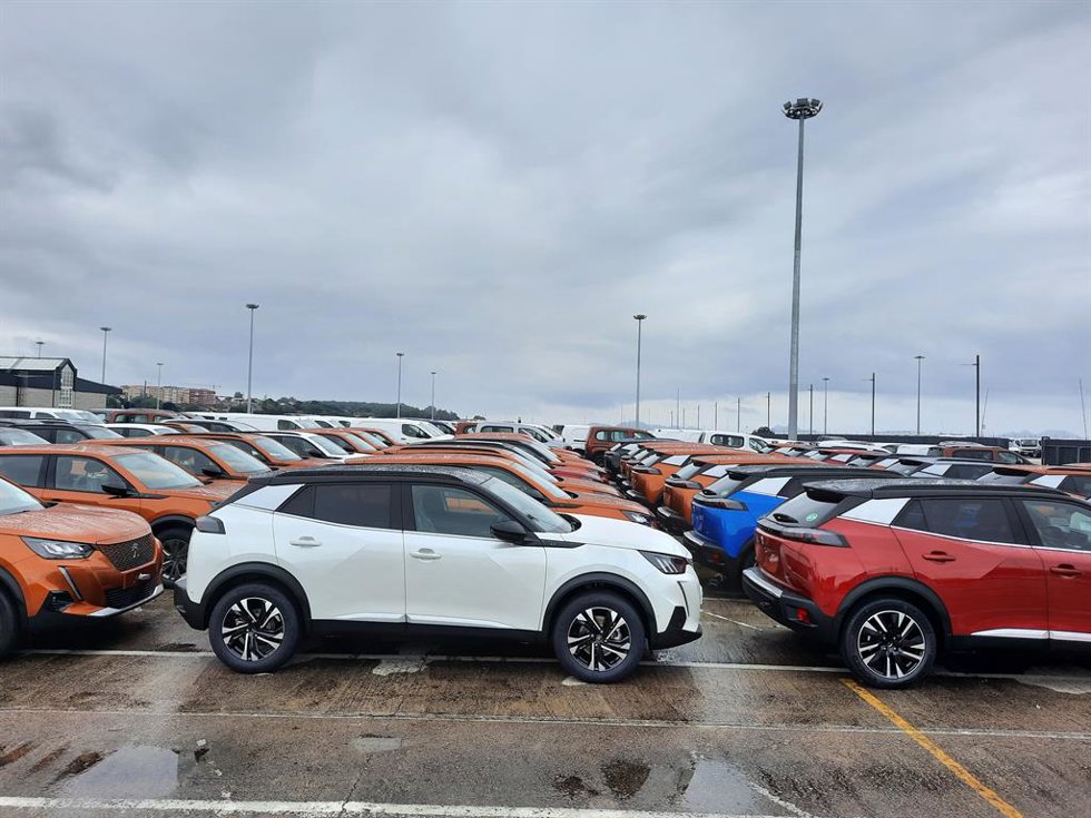 Archivo - Automóviles producidos en Stellantis Vigo listos para su exportación.