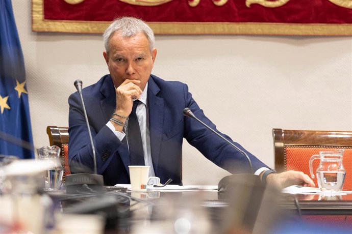 Archivo - El consejero de Obras Públicas, Transportes y Vivienda del Gobierno de Canarias, Sebastián Franquis, en la presentación del presupuesto autonómico en el Parlamento
