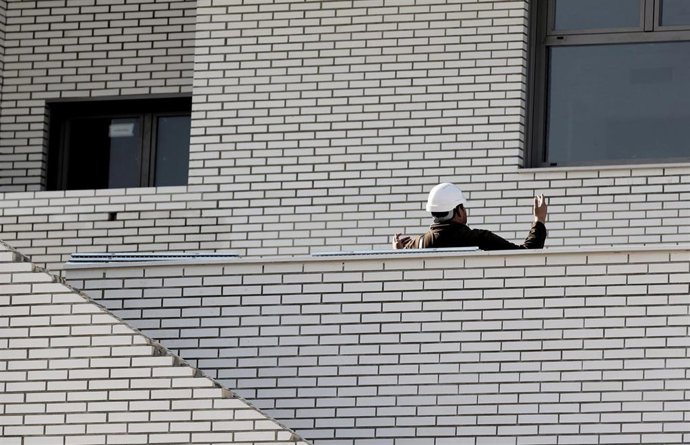 Archivo - Un trabajador del sector de la construcción