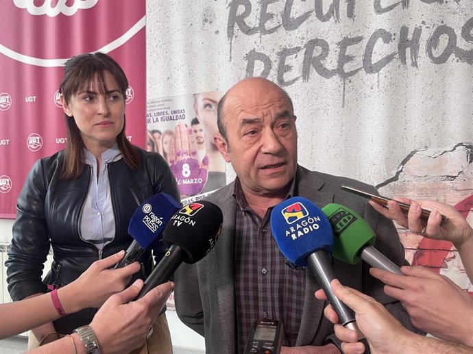 El secretario general de UGT Aragón, Daniel Alastuey, junto a la secretaria de Política Institucional y Políticas Territoriales de UGT, Cristina Estévez, atienden a los medios de comunicación en unas jornadas sobre pensiones, en Zaragoza.