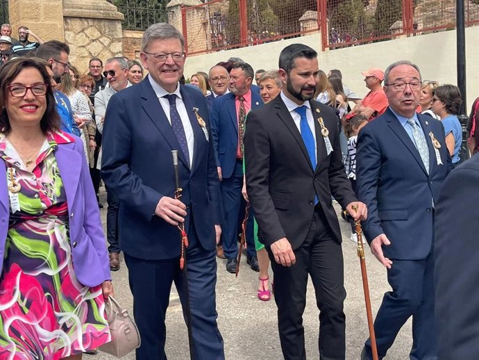 El jefe del Consell, Ximo puig, (2I) visita en l'Alcora (Castellón) la 'Festa del Rotllo',