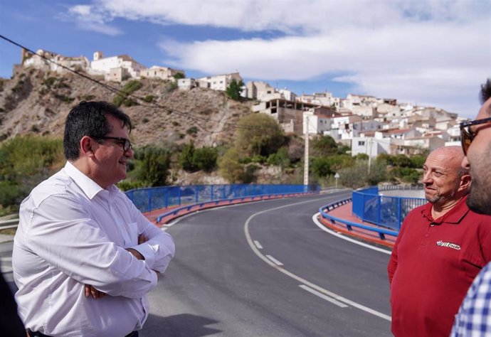 Antonio Jesús Rodríguez visita la obra del puente de Líjar