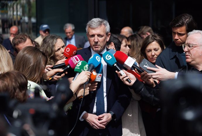 El presidente de la Xunta de Galicia, Alfonso Rueda, atiende a medios a su llegada a la Junta Directiva Nacional del PP.