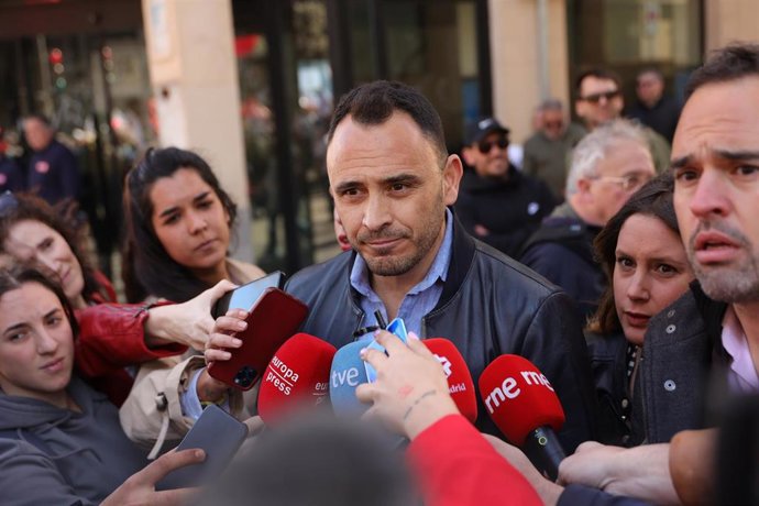 El candidato de Podemos-IU a la alcaldía de Madrid, Roberto Sotomayor, realiza declaraciones a los medios de comunicación 