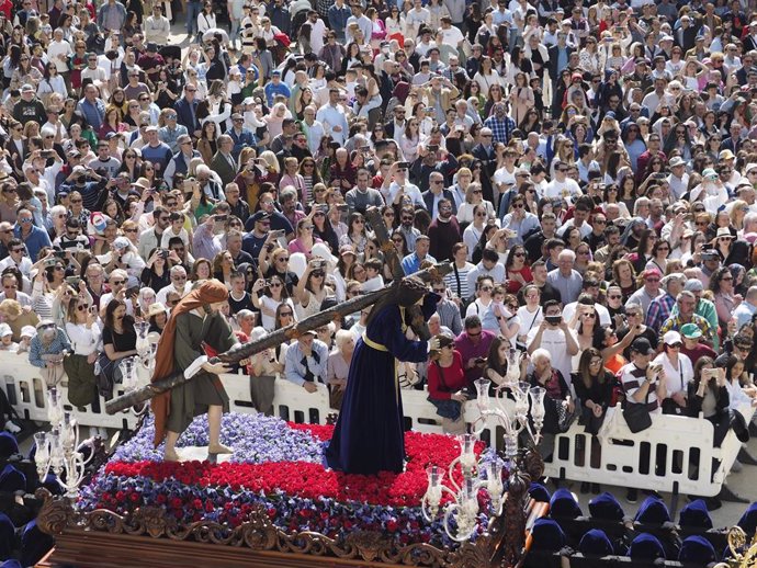 Cietos de persoas ven o paso do Nazareno durante a procesión do Santo Encontro, a 7 de abril de 2023, en Ferrol.