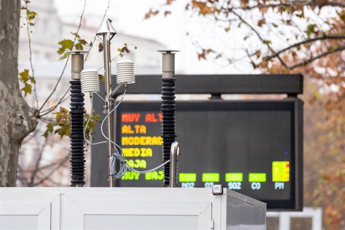 Archivo - Instalación en la Plaza Aragón de una unidad móvil de medida de la calidad del aire.