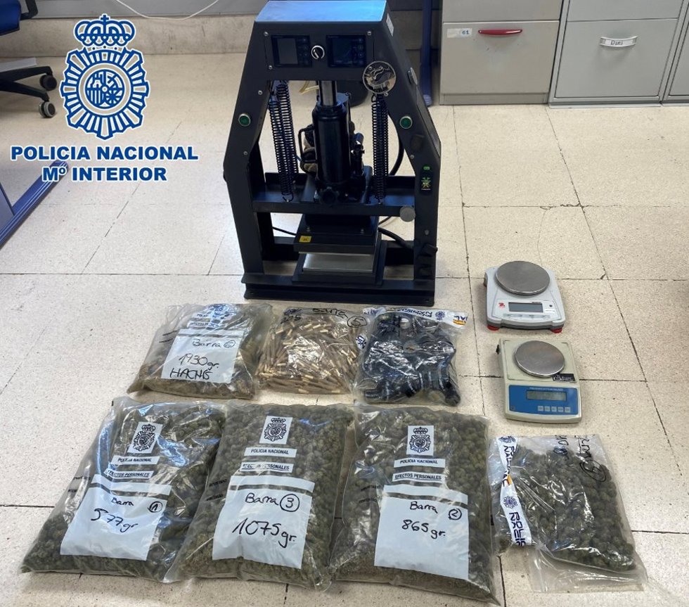 Droga y pesas intervenidos por la Policía Nacional