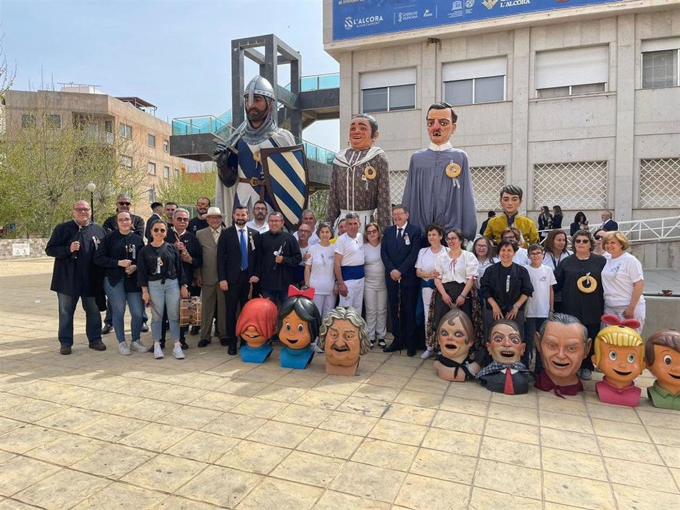 El presidente de la Generalitat, Ximo Puig, visita en l'Alcora (Castellón) la Festa del Rotllo.