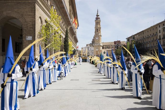 Archivo - Unos 400 miembros de la Cofradía de la Entrada de Jesús en Jerusalén participan en la Procesión de las Palmas.