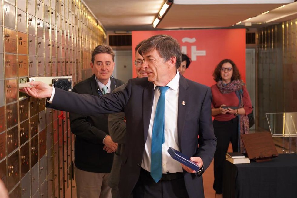 El rector de la UIMP, Carlos Andradas, en el acto de entrega del legado del poeta Pedro Salinas a la Caja de las letras del Instituto Cervantes