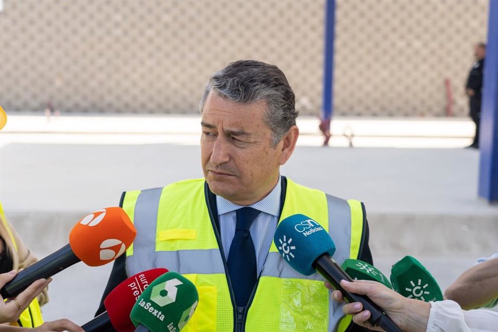 El consejero de la Presidencia, Interior, Diálogo Social y Simplificación Administrativa, Antonio Sanz, este lunes en Guillena (Sevilla)