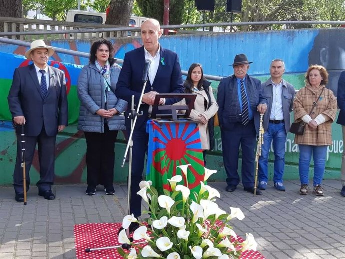 El alcalde de León, José Antonio Diez, durante su intervención en el acto con motivo de la celebración del Día Internacional del Pueblo Gitano.