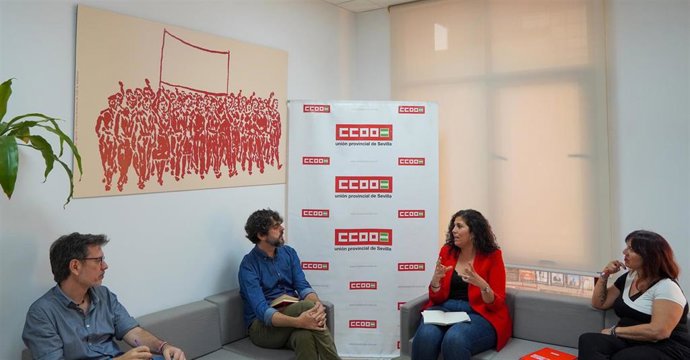 Carlos Aristu y Sandra Heredia, en el centro de la imagen, mantienen una reunión de trabajo junto a dirigentes de ambas organizaciones.