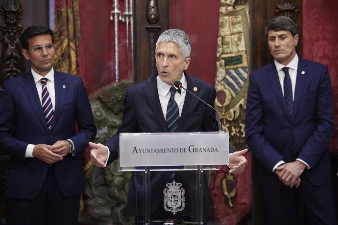 El ministro del Interior, Fernando Grande-Marlaska, comparece en rueda de prensa tras la reunión preparatoria del Plan Operativo de Seguridad para la Cumbre Europea que se celebrará en Granada.