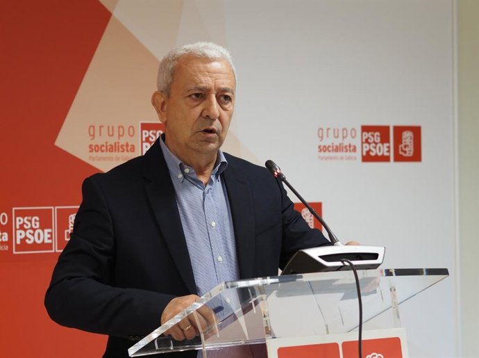 El portavoz parlamentario del PSdeG, Luis Álvarez, en rueda de prensa
