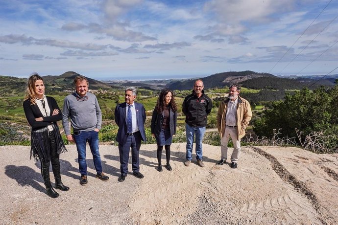 El presidente de Cantabria, Miguel Ángel Revilla, visita las obras de la nueva carretera de acceso al Soplao junto a la consejera de Obras Públicas, Jezabel Morán, y al alcalde de Valdáliga, Lorenzo González