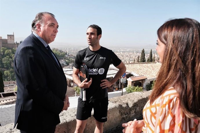 Arturo Bernal, primero por la izquierda en la imagen, en el Mirador de San Nicolás