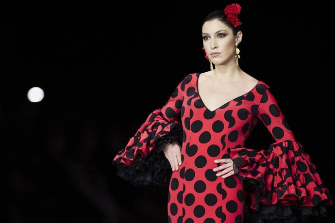 Archivo - Una modelo pasa los trajes de Guillermo Peralta durante el segundo día del Simof.