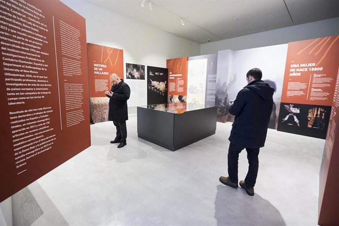 Archivo - Dos visitantes en el Centro de Arte Rupestre de Cantabria 