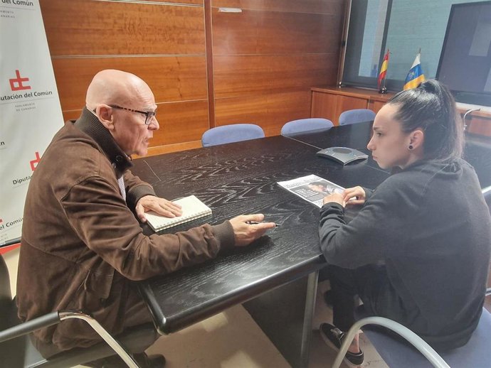 El Diputado del Común, Rafael Yanes, se ha reunido con la joven tinerfeña Vanessa Abreu, que estuvo en huelga de hambre a la espera de ser trasladada a un Centro Especializado en el Trastorno de la Conducta Alimentaria (TCA) en la Península para recupe