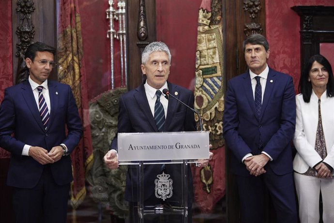 El ministro del Interior, Fernando Grande-Marlaska, comparece en rueda de prensa tras la reunión preparatoria del Plan Operativo de Seguridad para la cumbre europea que se celebrará en Granada.