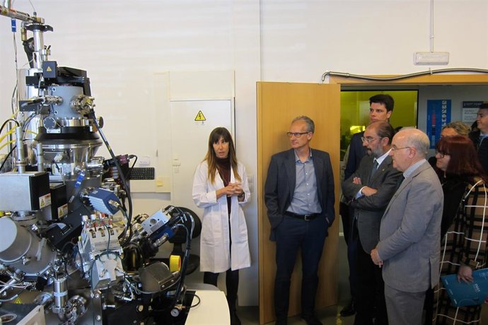 El presidente de Aragón, Javier Lambán, visita el Instituto de Nanociencia y Materiales de Aragón.