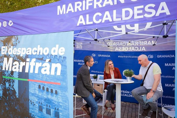 Marifrán Carazo, del PP, en el centro en la imagen, en Granada
