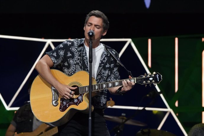 Carlos Baute actúa en la gala de los Premios Dial 2023 en el Recinto Ferial de Santa Cruz de Tenerife, a 16 de marzo de 2023, en Santa Cruz de Tenerife, Tenerife, Canarias, (España). Cadena Dial, emisora de música pop española ha entregado este jueves e